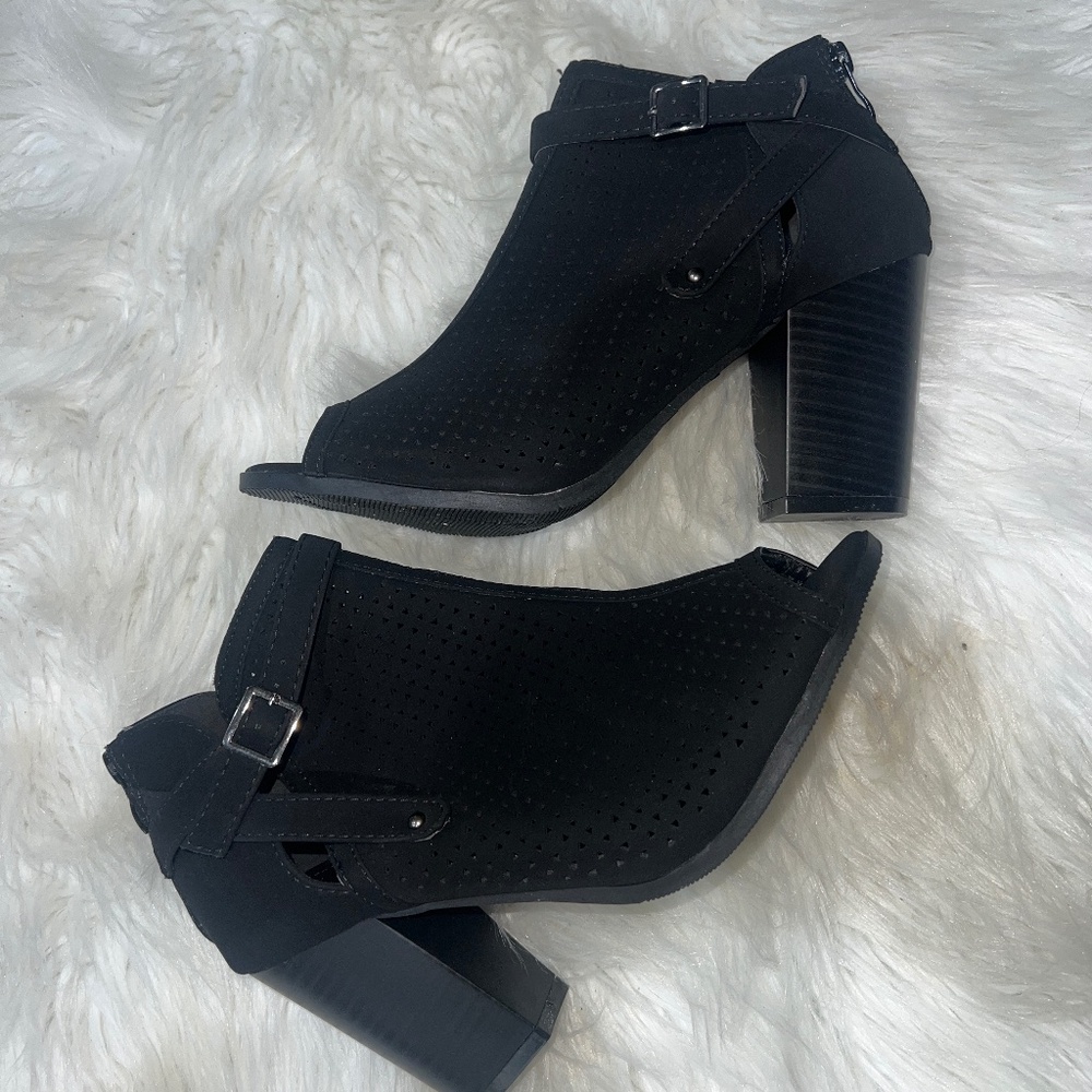 Women’s size 10 Ankle heel Boots in Black